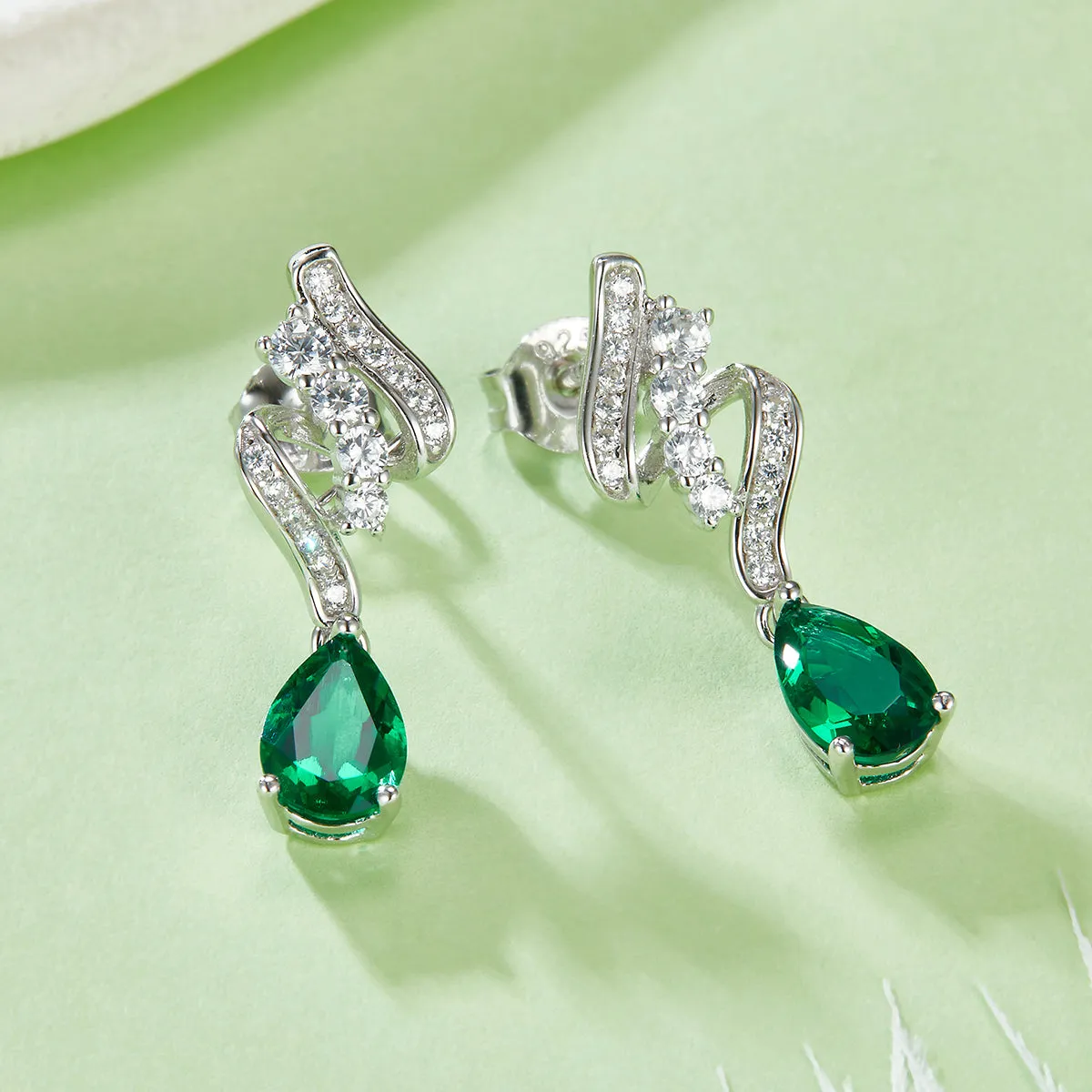 1.52 Carat Pear-Shaped Lab-Created Emerald Drop Earrings in S925 Silver with Platinum Ribbon Design