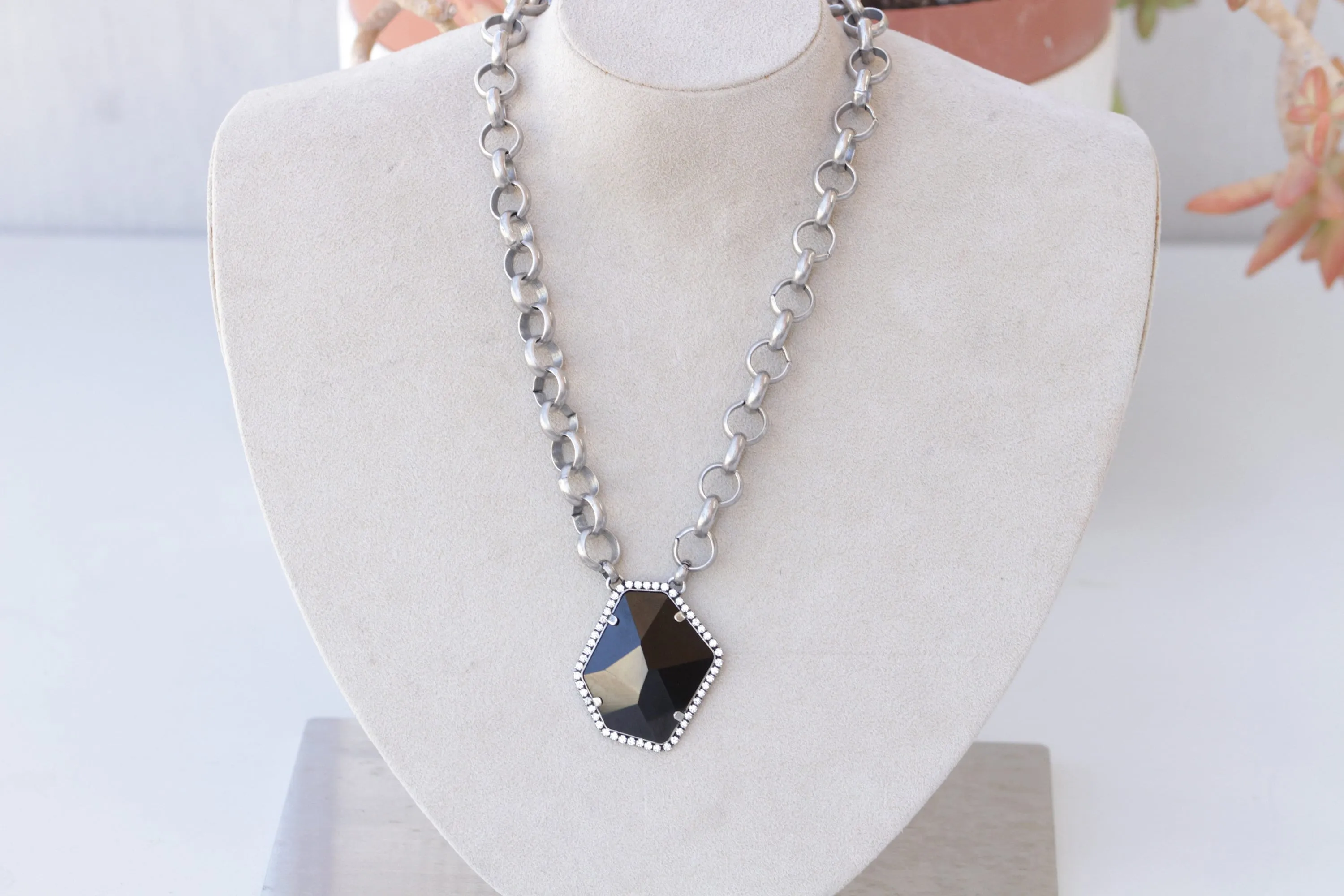 BLACK CHUNKY NECKLACE