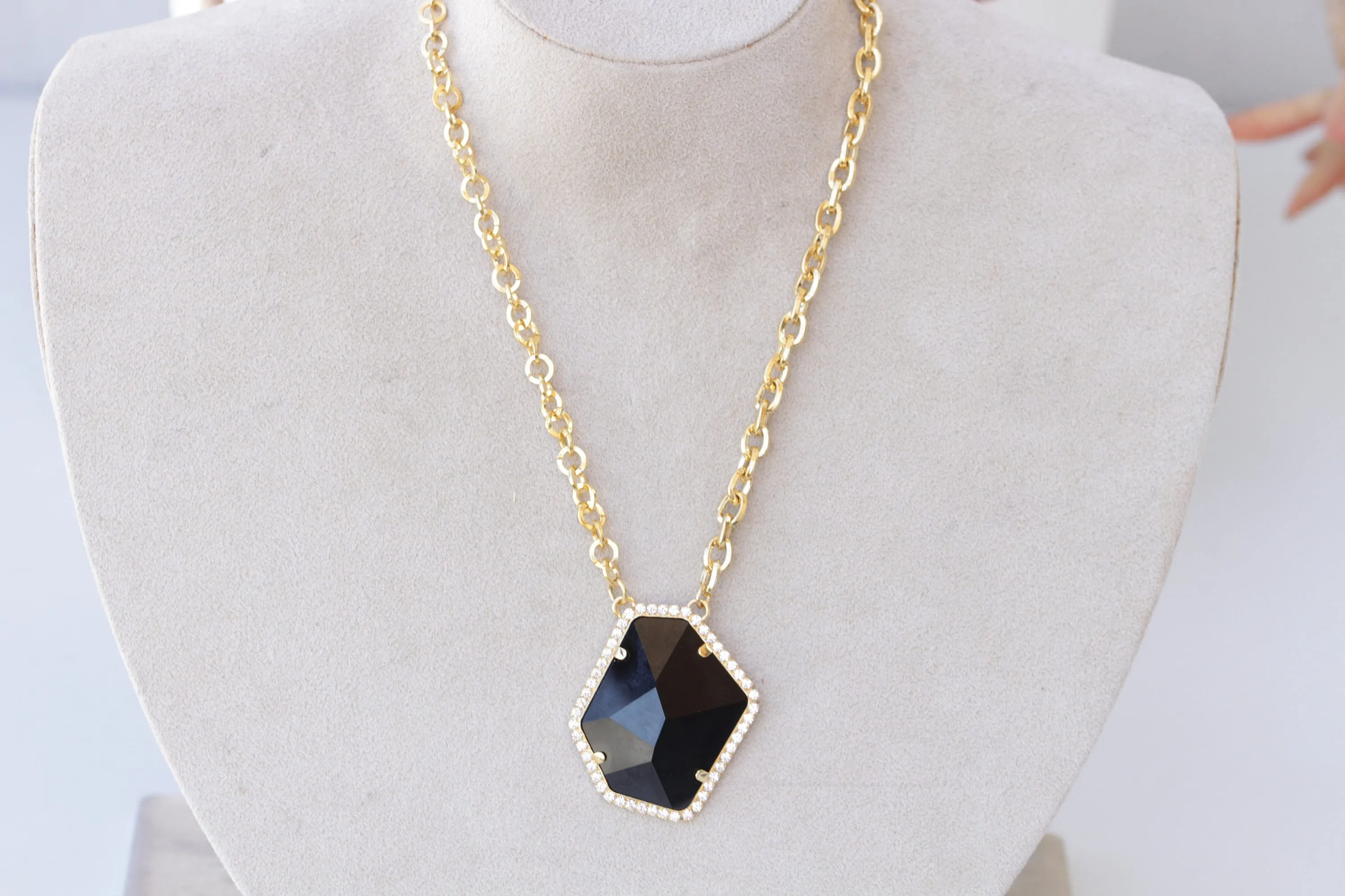 BLACK CHUNKY NECKLACE