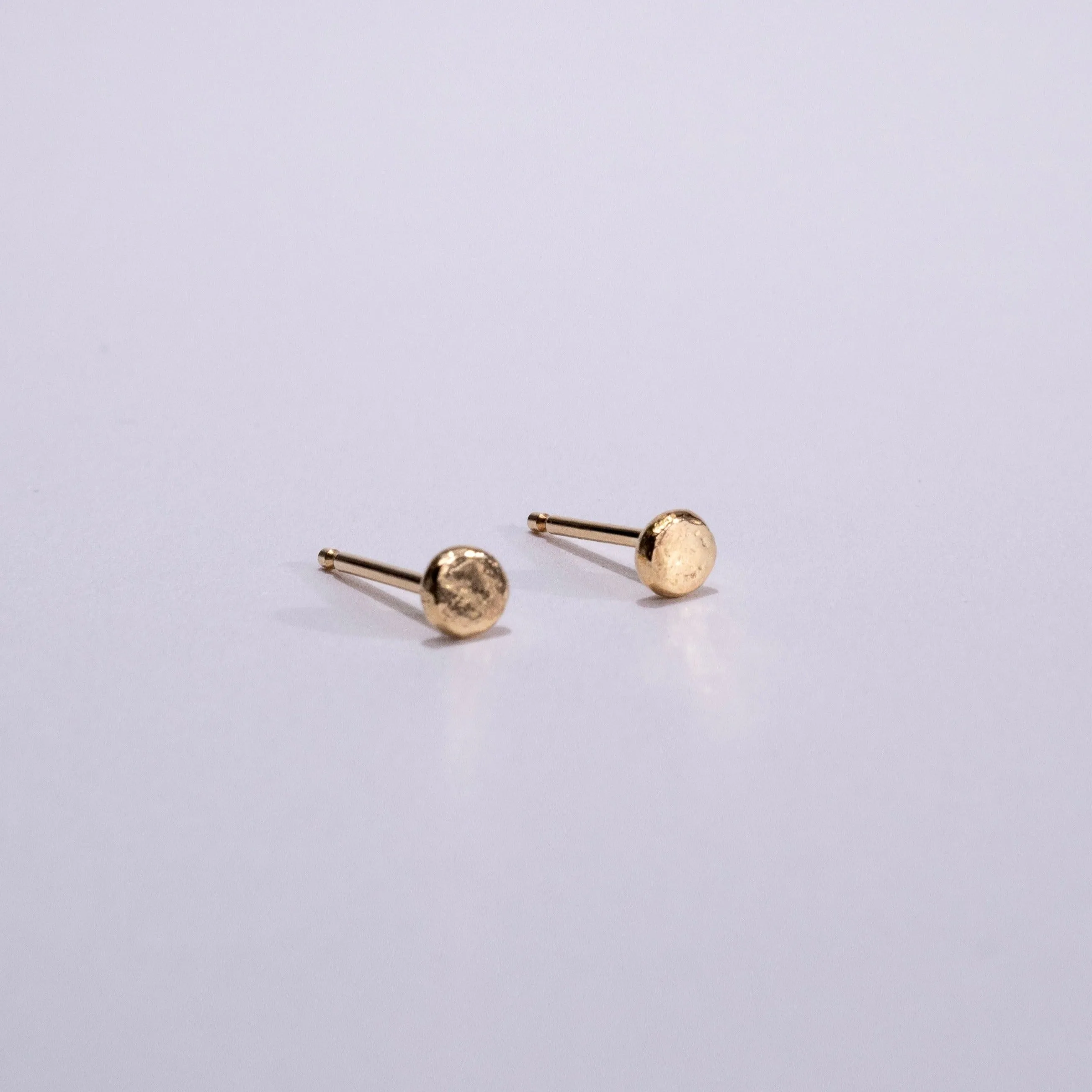 Pebble stud Earrings in recycled 14 Karat Gold