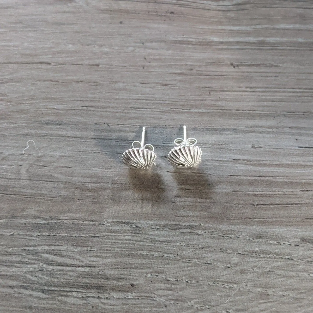 Small Clam Shell Stopper Stud Earring